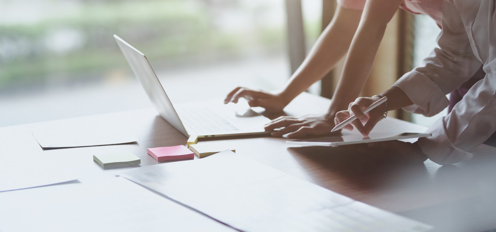 Dokumenty i laptop na biurku.