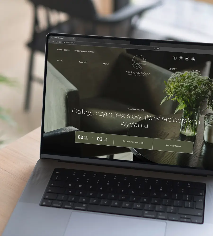 Projekt graficzny strony głównej pensjonatu Villa Antiqua - wizualizacja na laptopie