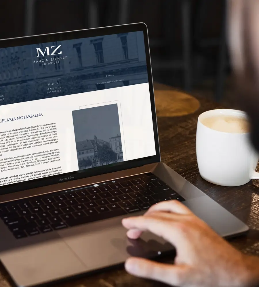 Projekt identyfikacji wizualnej, logotypu i strony internetowej kancelarii notarialnej z Raciborza - wizualizacja na lapopie.