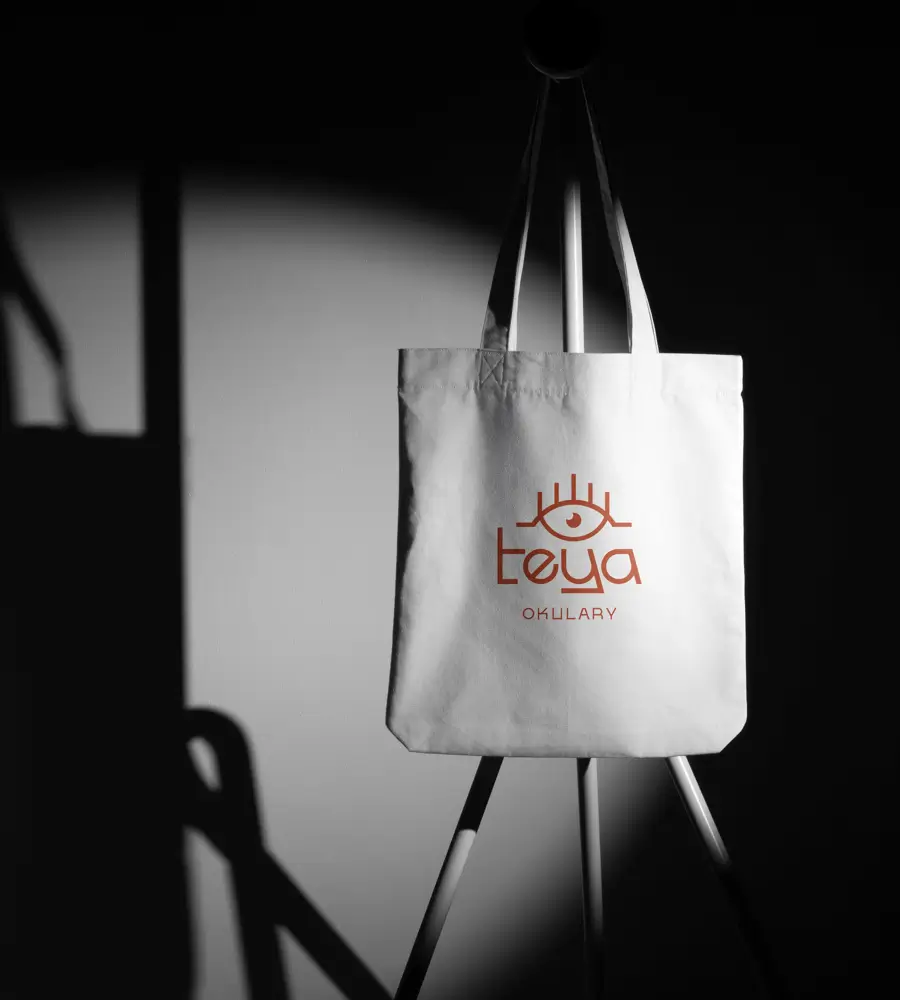 Projekt logotypu dla sklepu internetowego sprzedającego okulary przeciwsłoneczne - wizualizacja na torbie płóciennej.