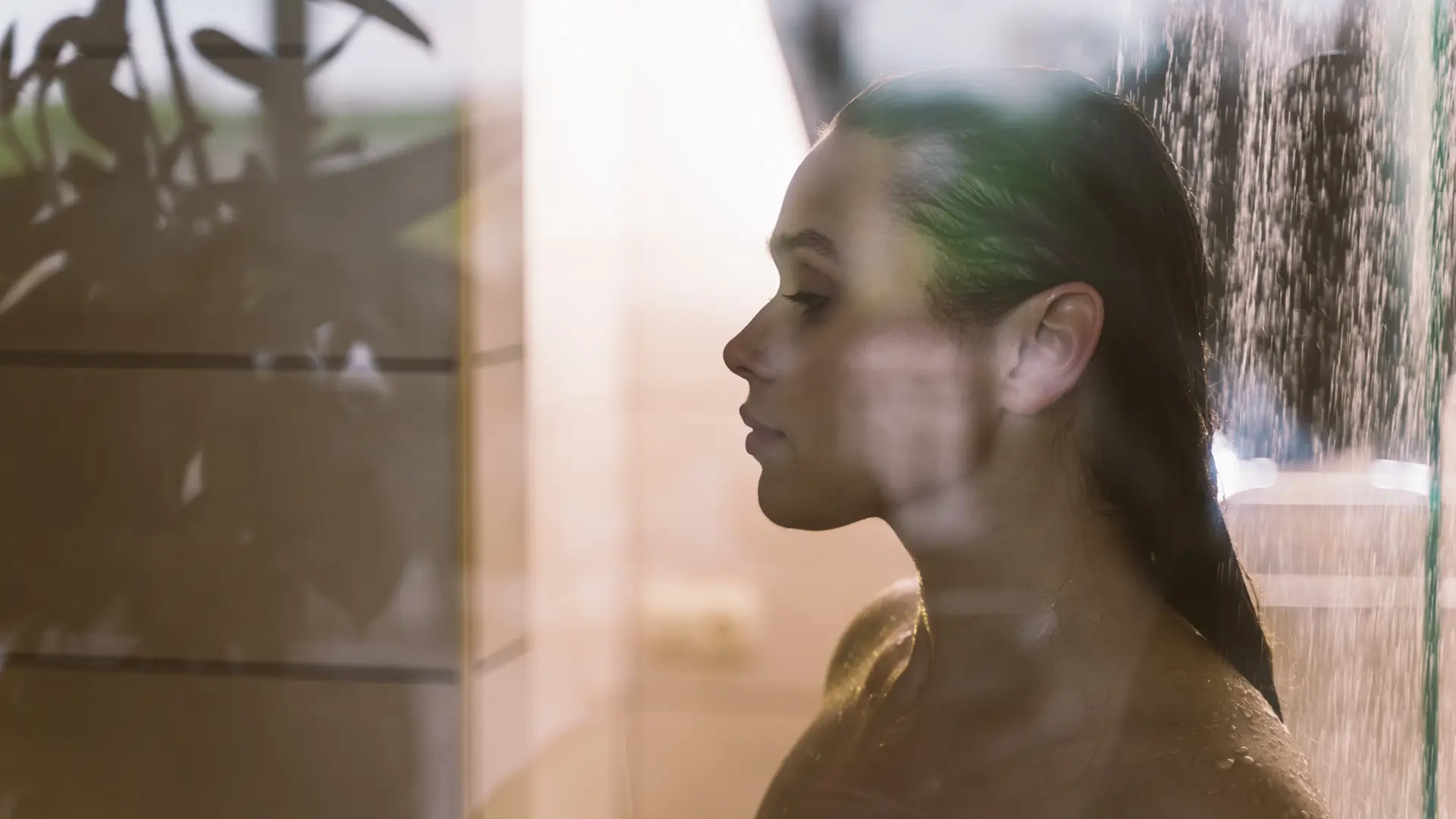 Kobieta z mokrymi włosami.