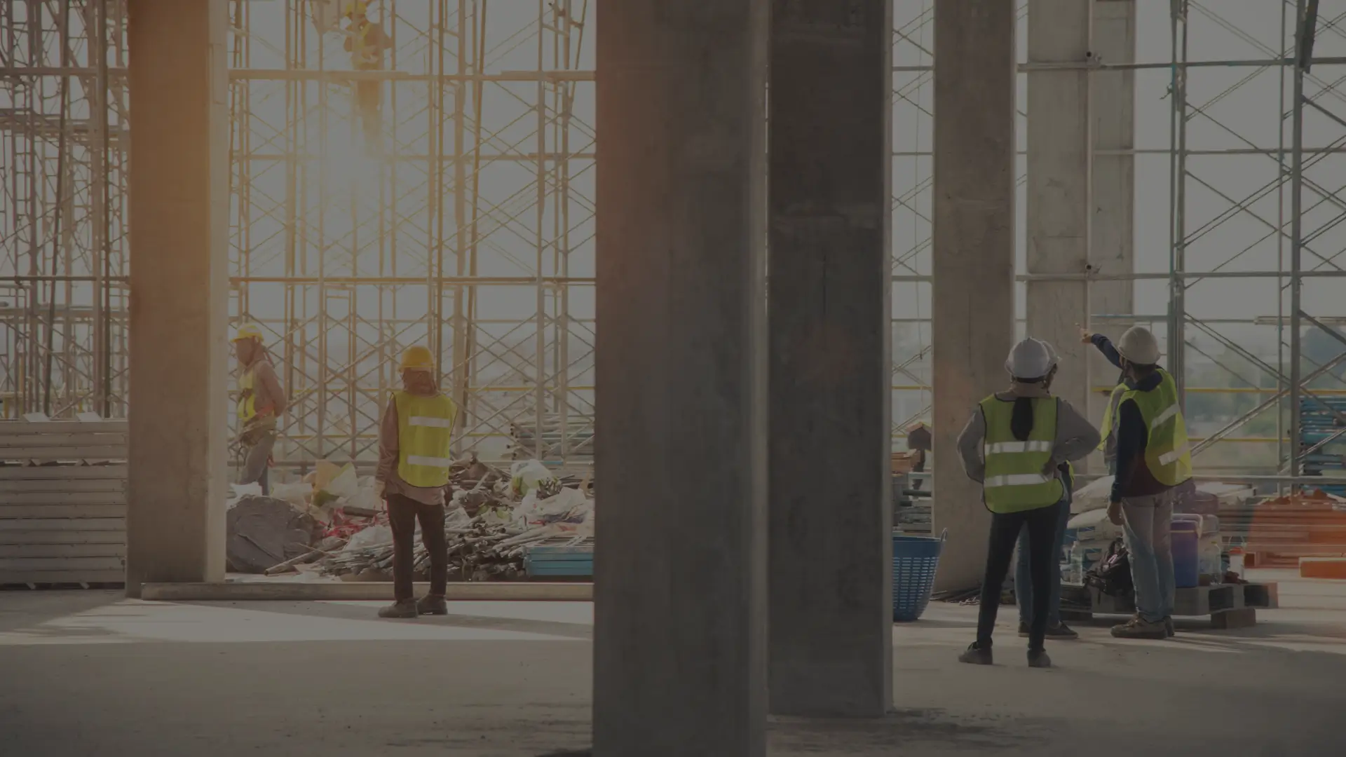 Pracownicy firmy budowlanej na placu budowy - grafika