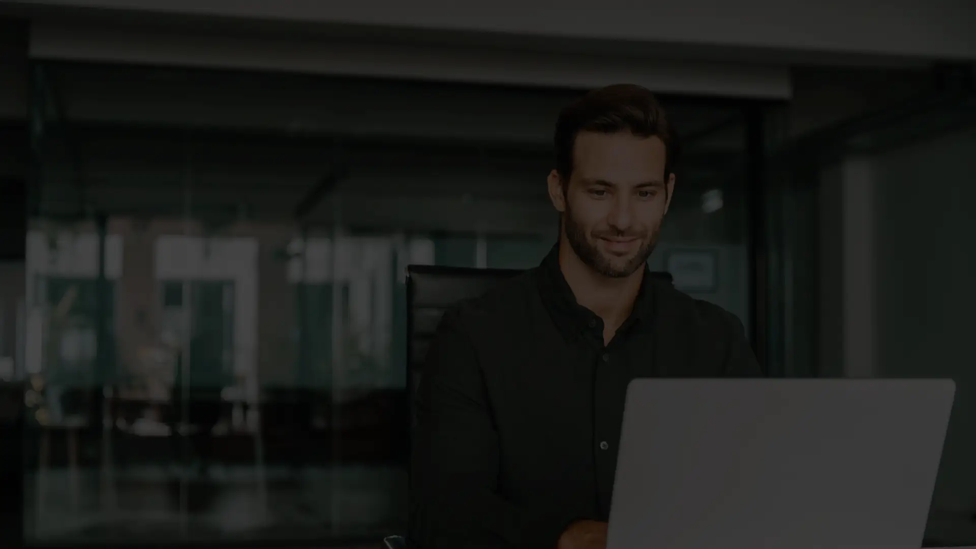 Mężczyzna pracujący na laptopie.